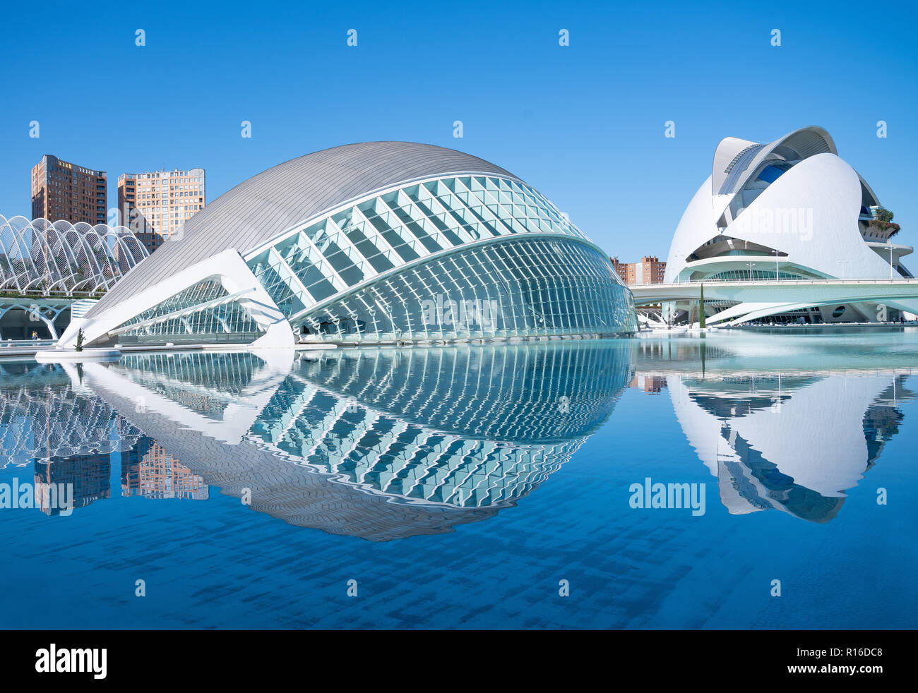 Valencia, Spagna - Octuber 15, 2016: la Città delle Arti e delle scienze dell'architetto Calatrava. L'emisfero, installazione per il cinema digitale projectio Foto Stock