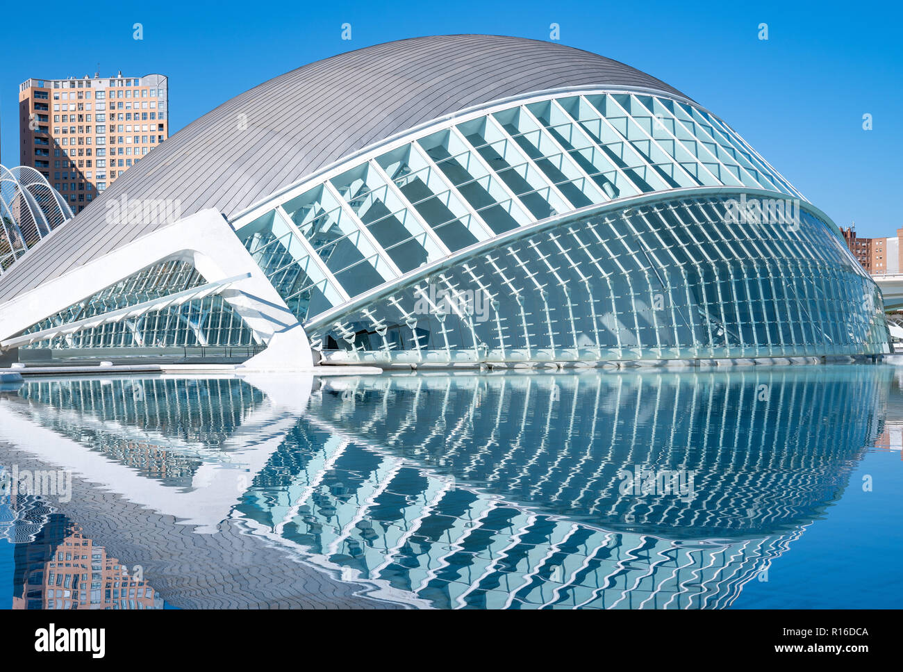 Valencia, Spagna - Octuber 15, 2016: la Città delle Arti e delle scienze dell'architetto Calatrava. L'emisfero, installazione per il cinema digitale projectio Foto Stock