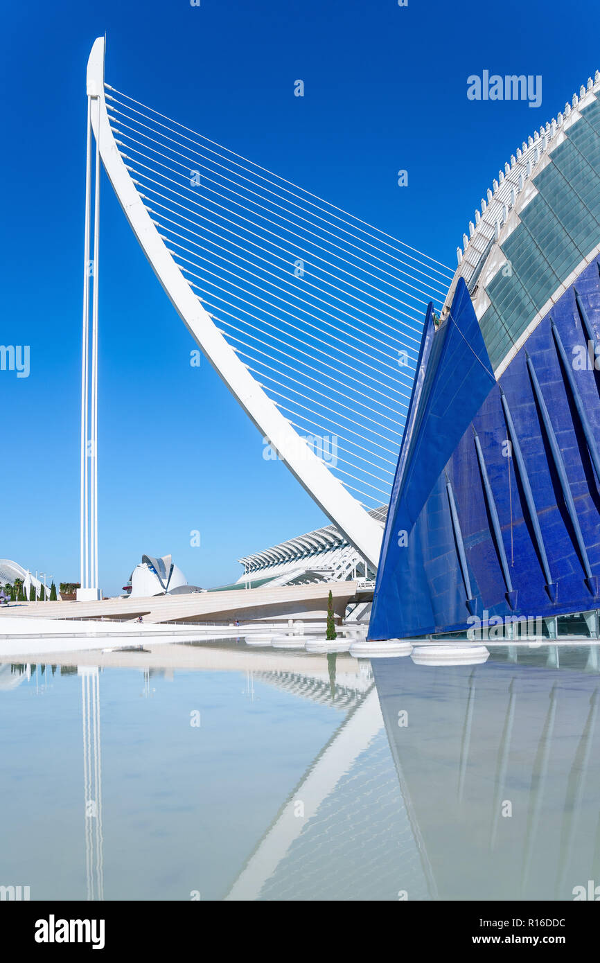 Valencia, Spagna - Octuber 15, 2016: la Città delle Arti e delle scienze dell'architetto Calatrava: Agorà Palace e il ponte Assud Foto Stock