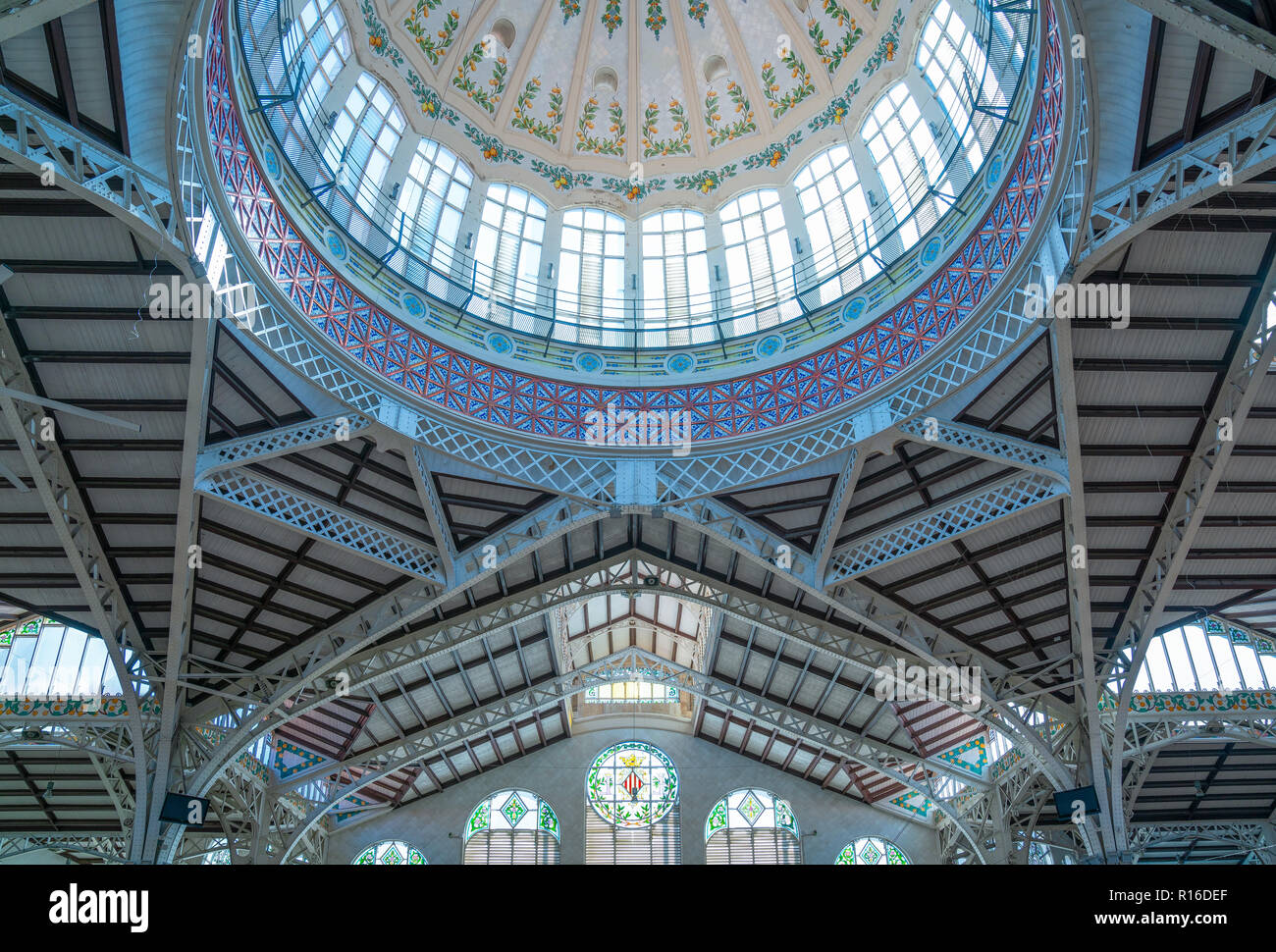 Valencia, Spagna - Octuber 15, 2016: lo stile tradizionale dell'architettura interna del Mercato Centrale Foto Stock