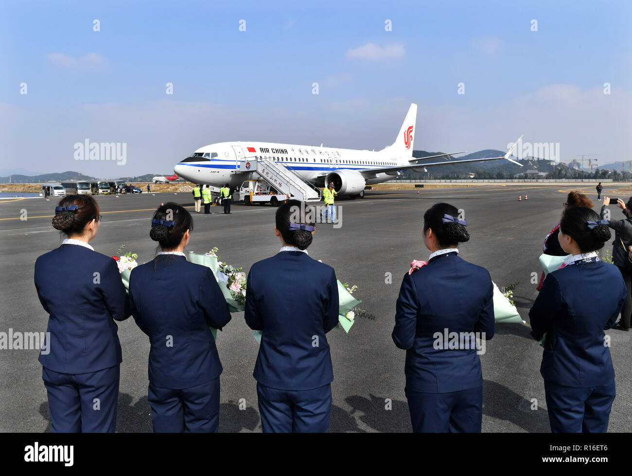 Zhoushan. 9 Nov, 2018. Un Boeing 737 MAX passeggero aereo arriva a Putuoshan Aeroporto in Zhoushan, est della Cina di Provincia dello Zhejiang, nov. 9, 2018. Boeing 737 di completamento e di Delivery Center in Zhoushan, una città costiera della Cina orientale della provincia di Zhejiang, consegnerà il suo primo aereo nel 737 famiglia in dicembre. Il neo-completato 737 aereo sarà consegnato a Air China. Credito: Xinhua/Alamy Live News Foto Stock