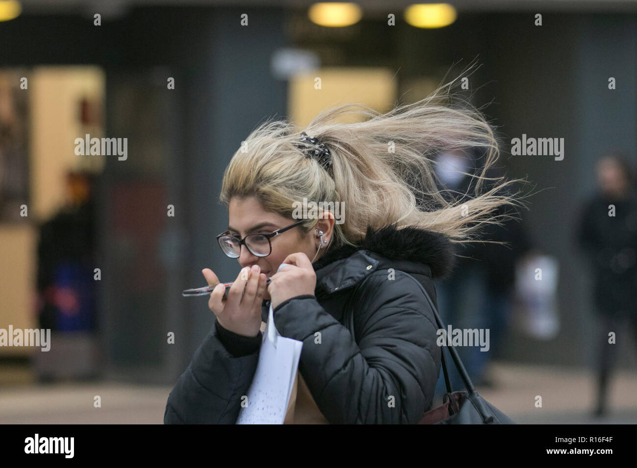 Blackpool, Lancashire, 9 Nov 2018. Meteo REGNO UNITO: Cold Blustery brutta giornata per capelli sulla costa nord-ovest con gale force venti. Una magia di forte pioggia e forte vento è prevista per fine il venerdì con avvisi meteo emessi con alcuni a breve termine la perdita di potenza e di altri servizi come i venti rafforzare. Credito; MediaWorldImages/AlamyLiveNews. Foto Stock