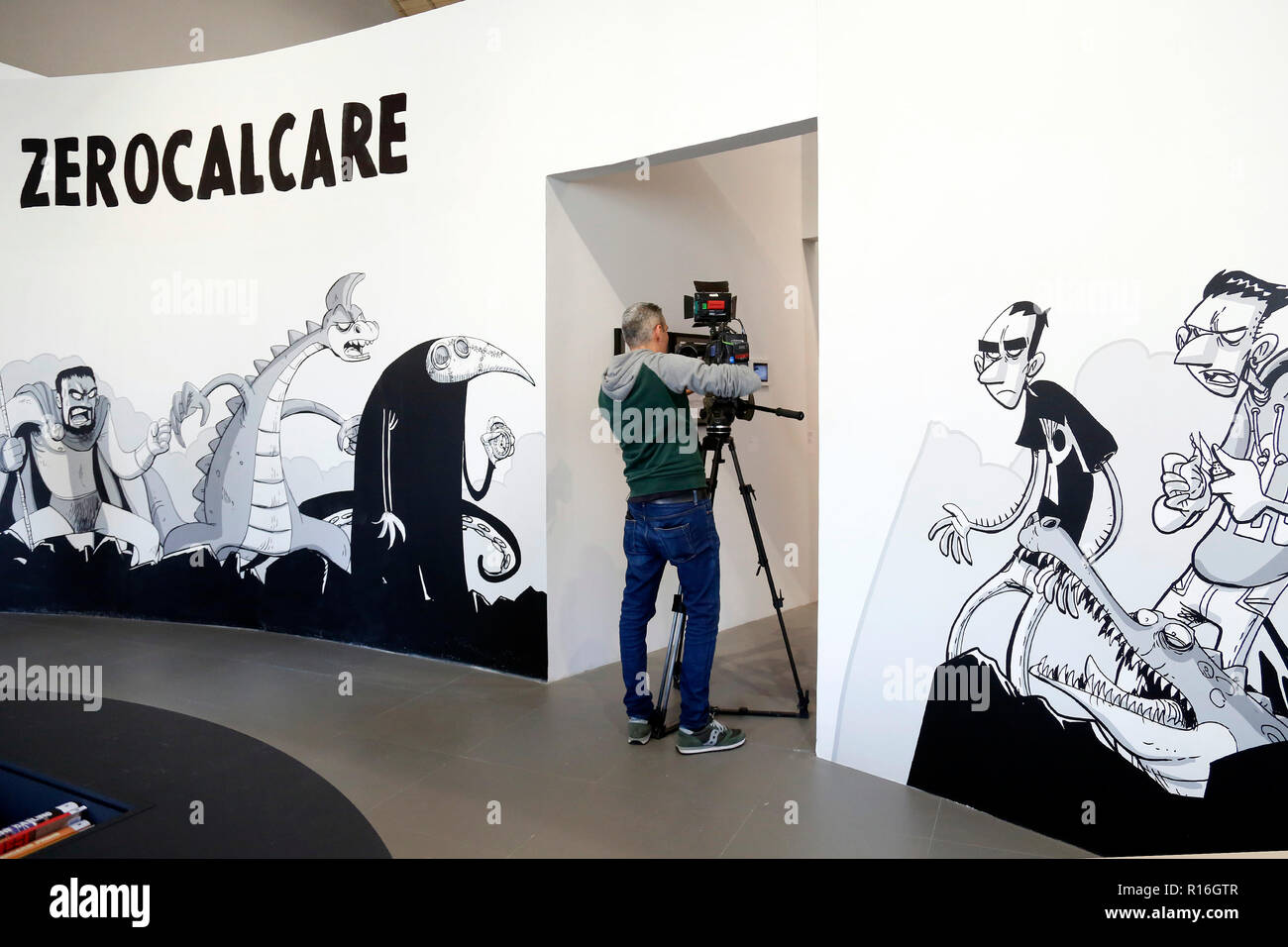 Roma, 9 novembre 2018. Mostra del fumettista italiano Zerocalcare, aka Michele Rech, uno dei più famosi in Italia, intitolato 'Digging fossati - alimentazione coccodrilli". Foto di Samantha Zucchi Insidefoto Foto Stock