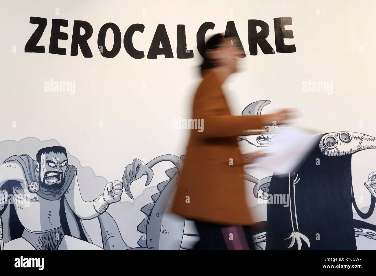 Roma, 9 novembre 2018. Mostra del fumettista italiano Zerocalcare, aka Michele Rech, uno dei più famosi in Italia, intitolato 'Digging fossati - alimentazione coccodrilli". Foto di Samantha Zucchi Insidefoto Foto Stock