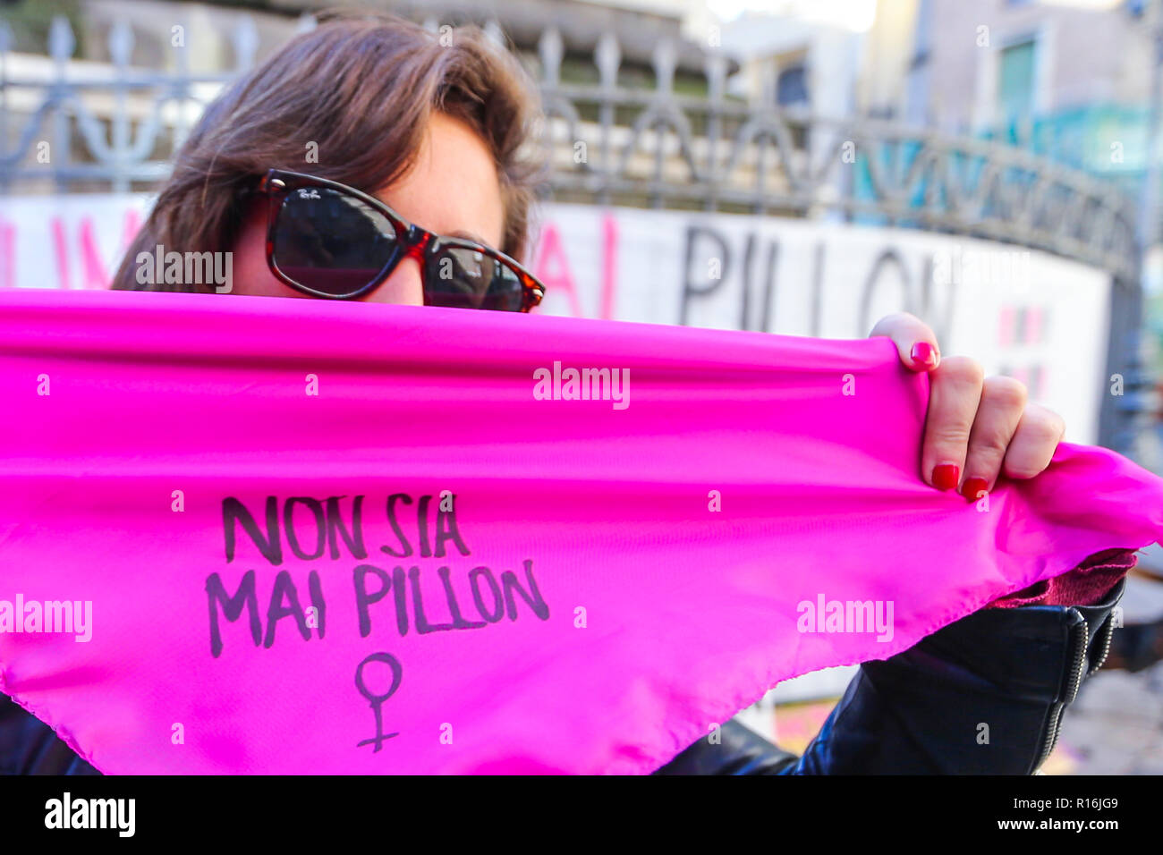 Napoli, campania, Italy, 9 Nov, 2018. , San Domenico posto, le donne in strada per protestare contro il decreto Pillon, per dire no alla legge che era stata accusata di essere sessista e andare contro le donne che si trovano in situazioni più deboli Credito: Antonio Balasco/Alamy Live News Foto Stock