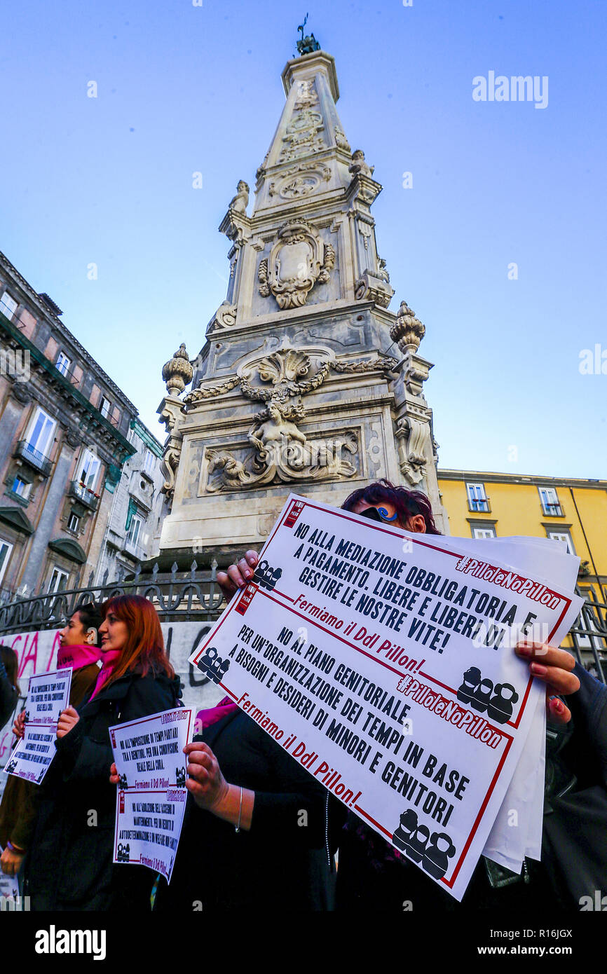 Napoli, campania, Italy, 9 Nov, 2018. , San Domenico posto, le donne in strada per protestare contro il decreto Pillon, per dire no alla legge che era stata accusata di essere sessista e andare contro le donne che si trovano in situazioni più deboli Credito: Antonio Balasco/Alamy Live News Foto Stock