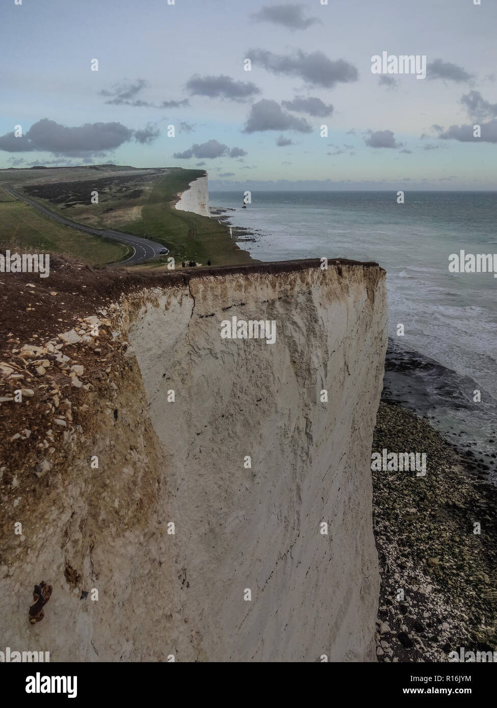 Eastbourne, East Sussex, Regno Unito. 9th novembre 2018. L'erosione naturale continua sulle scogliere di gesso ad ovest di Eastbourne con costante sottoquotazione e regolari cascate di roccia. Le previsioni del tempo umido e delle condizioni tempestose aumenteranno senza dubbio i rischi. Foto Stock