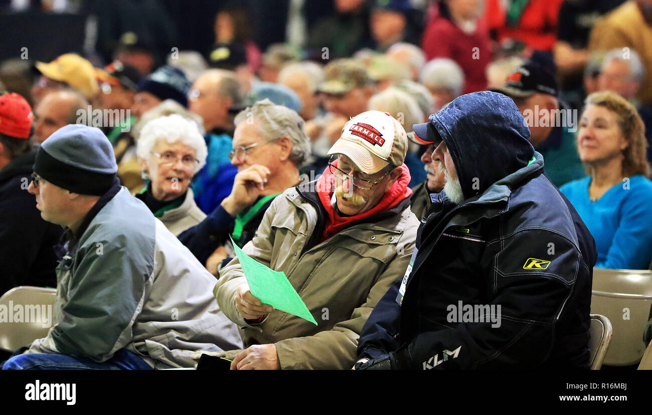 Davenport, Iowa, USA. 9 Nov, 2018. Gli offerenti guardare oltre l'elenco di trattori in arrivo per le scene di offerta durante il Mecum Auctions' andato Farmin' vendita tenuto presso la Mississippi Valley Fair Center in Davenport Novembre 9, 2018. Credito: Kevin E. Schmidt/Quad-City volte/ZUMA filo/Alamy Live News Foto Stock