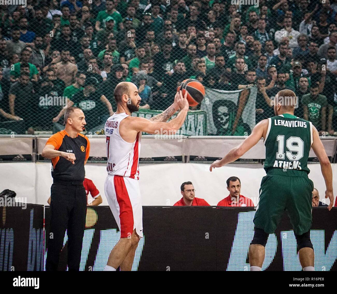 Atene, Grecia. 9 Nov, 2018. Vassilis Spanoulis di Olympiacos vies contro Lukas Lekavicious del Panathinaikos BC durante il 2018/2019 Turkish Airlines Eurolega Regular Season Round 6 gioco tra il Panathinaikos OPAP Atene e Olympiacos Pireo a OAKA Arena. Punteggio finale: Panathinaikos 93 - 80 Olympiakos Credito: Ioannis Alexopoulos SOPA/images/ZUMA filo/Alamy Live News Foto Stock