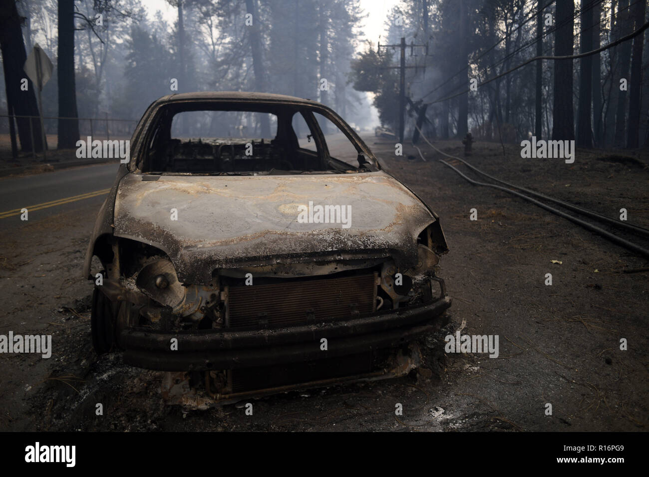 Paradise, California, Stati Uniti d'America. 9 Nov, 2018. Paradise, California, Stati Uniti - Auto abbandonate dai loro proprietari disseminato Skyway venerdì mattina. Secondo la Butte dello sceriffo della contea di office, numerose persone sono state trovata bruciata a morte nelle loro automobili. Credito: Neal acque/ZUMA filo/Alamy Live News Foto Stock