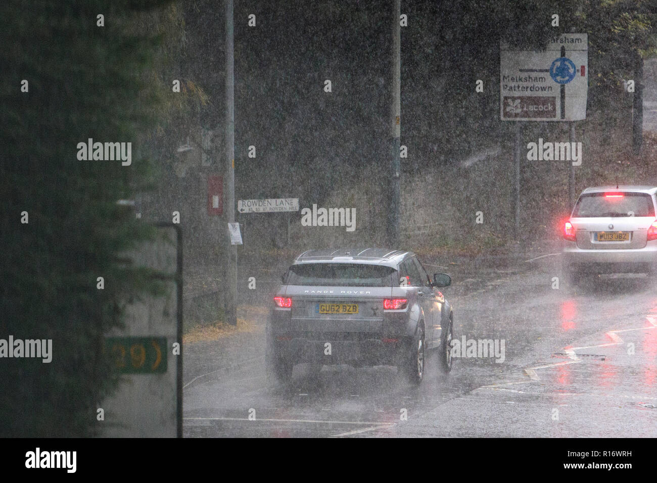 Chippenham, Wiltshire, Regno Unito. 10 Novembre, 2018. Gli automobilisti sono raffigurate sfidando heavy rain in Chippenham come heavy rain docce fanno la loro strada attraverso il sud dell'Inghilterra. Credito: Lynchpics/Alamy Live News Foto Stock