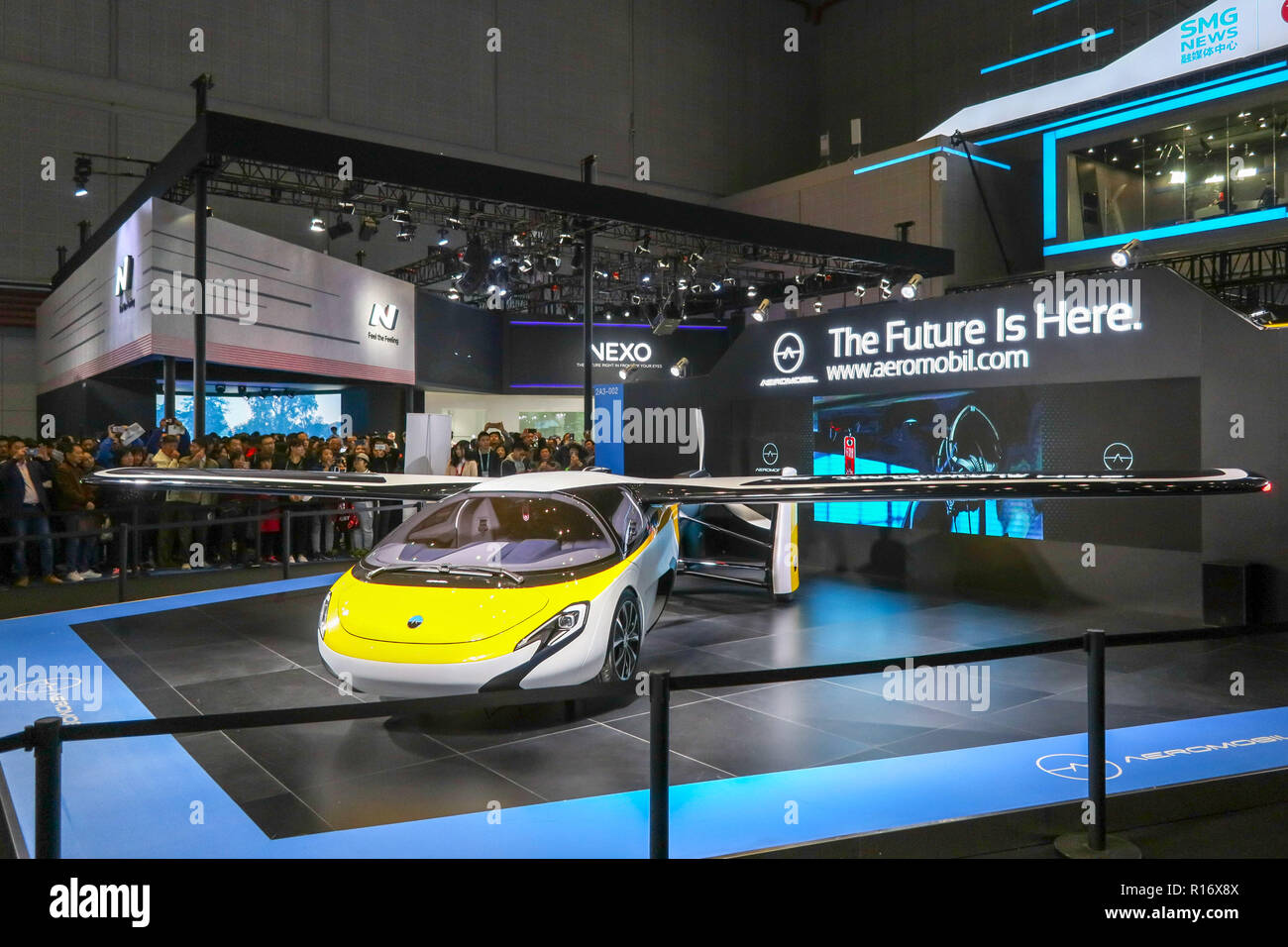 Shanghai, Shanghai, Cina. Decimo Nov, 2018. Shanghai, Cina-un automobile di volo sviluppato da AeroMobil, un slovacco advanced engineering company è mostrato al China International Import Expo (CIIE) aperto in Cina a Shanghai. Integrando l'innovazione nel settore automobilistico e aerospaziale campi, la vettura con le ali si applica automotive sicurezza standard insieme con materiali leggeri e aerodinamica avanzata. Credito: ZUMA Press, Inc./Alamy Live News Foto Stock