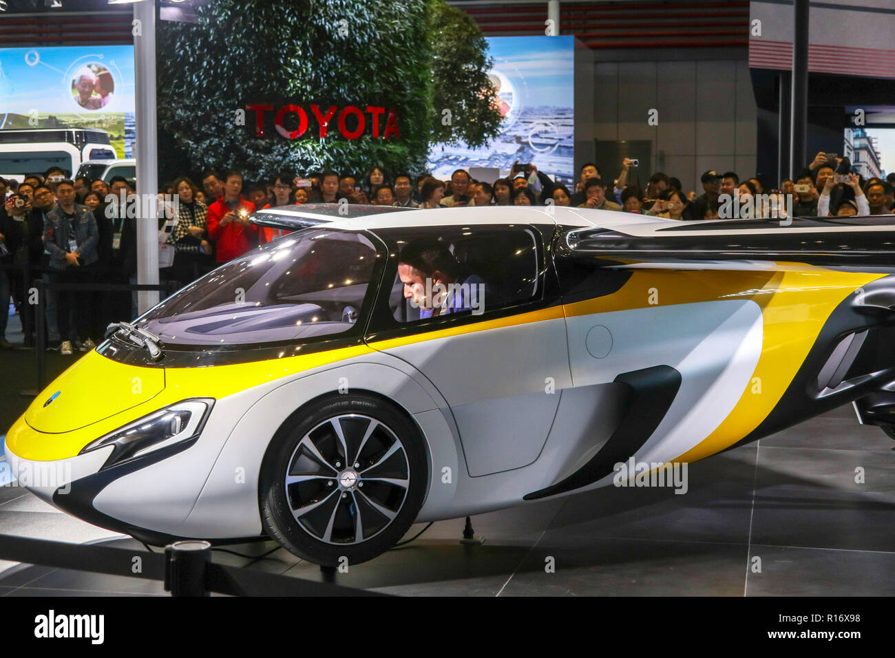 Shanghai, Shanghai, Cina. Decimo Nov, 2018. Shanghai, Cina-un automobile di volo sviluppato da AeroMobil, un slovacco advanced engineering company è mostrato al China International Import Expo (CIIE) aperto in Cina a Shanghai. Integrando l'innovazione nel settore automobilistico e aerospaziale campi, la vettura con le ali si applica automotive sicurezza standard insieme con materiali leggeri e aerodinamica avanzata. Credito: ZUMA Press, Inc./Alamy Live News Foto Stock