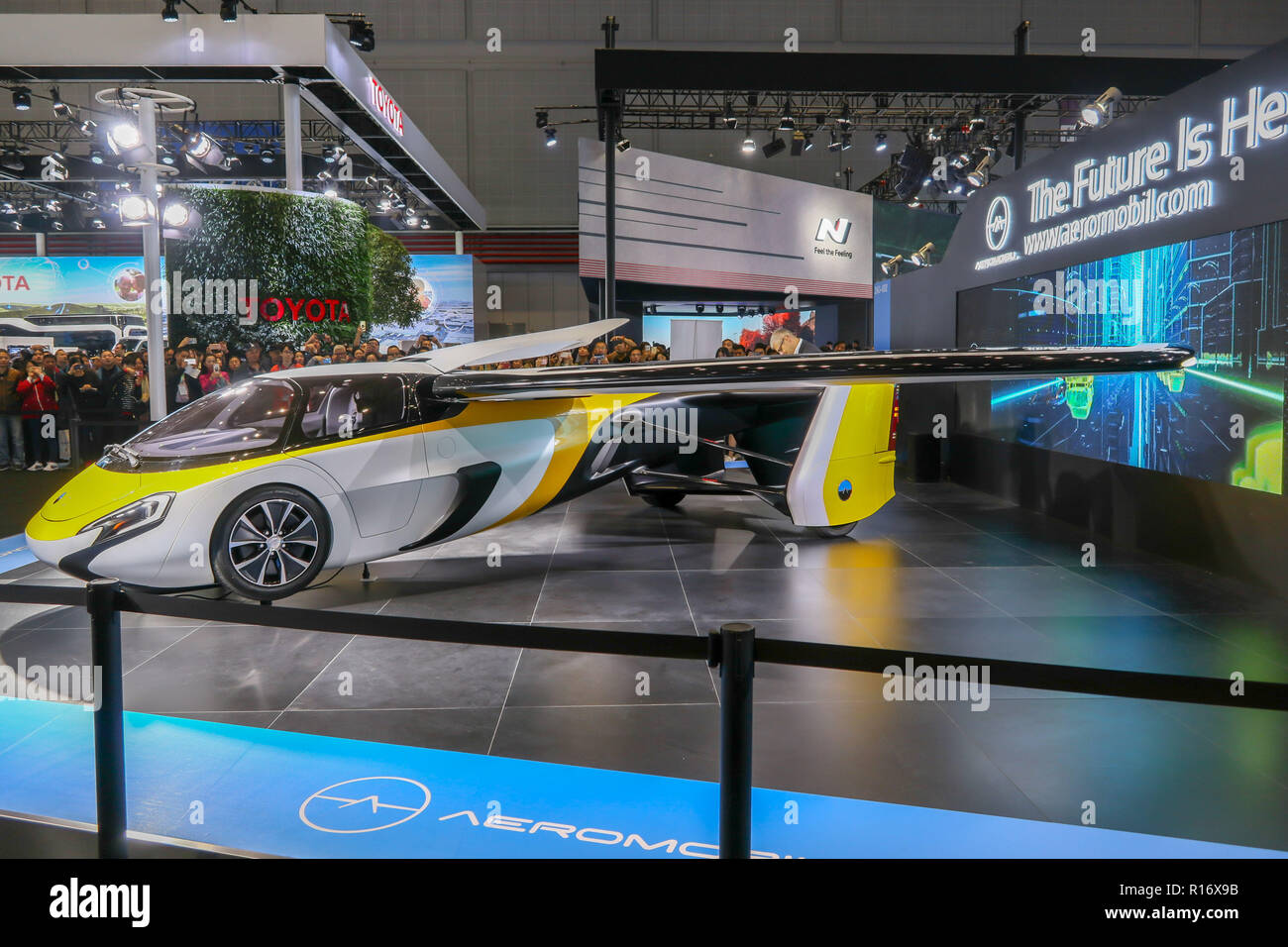 Shanghai, Shanghai, Cina. Decimo Nov, 2018. Shanghai, Cina-un automobile di volo sviluppato da AeroMobil, un slovacco advanced engineering company è mostrato al China International Import Expo (CIIE) aperto in Cina a Shanghai. Integrando l'innovazione nel settore automobilistico e aerospaziale campi, la vettura con le ali si applica automotive sicurezza standard insieme con materiali leggeri e aerodinamica avanzata. Credito: ZUMA Press, Inc./Alamy Live News Foto Stock
