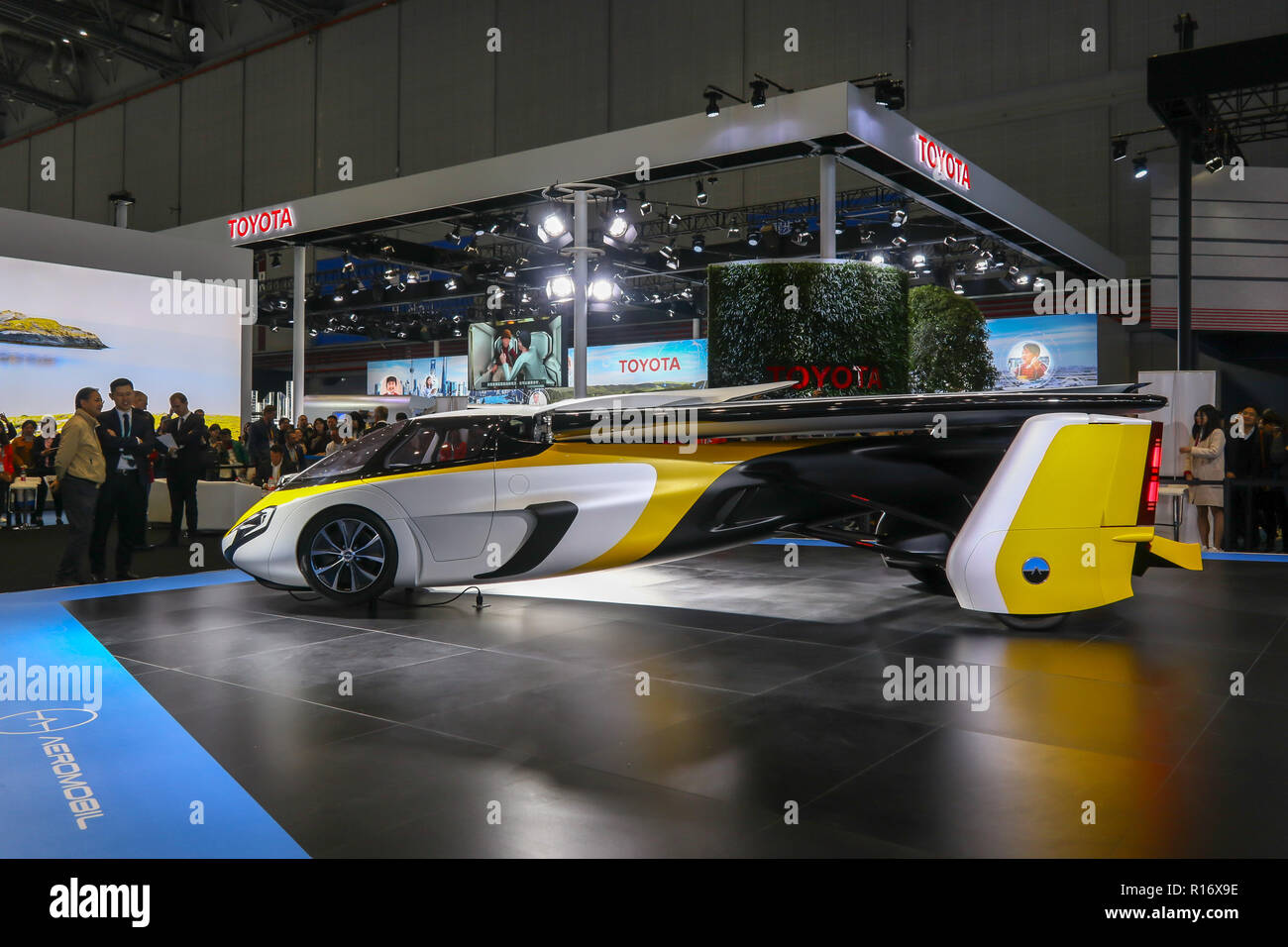 Shanghai, Shanghai, Cina. Decimo Nov, 2018. Shanghai, Cina-un automobile di volo sviluppato da AeroMobil, un slovacco advanced engineering company è mostrato al China International Import Expo (CIIE) aperto in Cina a Shanghai. Integrando l'innovazione nel settore automobilistico e aerospaziale campi, la vettura con le ali si applica automotive sicurezza standard insieme con materiali leggeri e aerodinamica avanzata. Credito: ZUMA Press, Inc./Alamy Live News Foto Stock