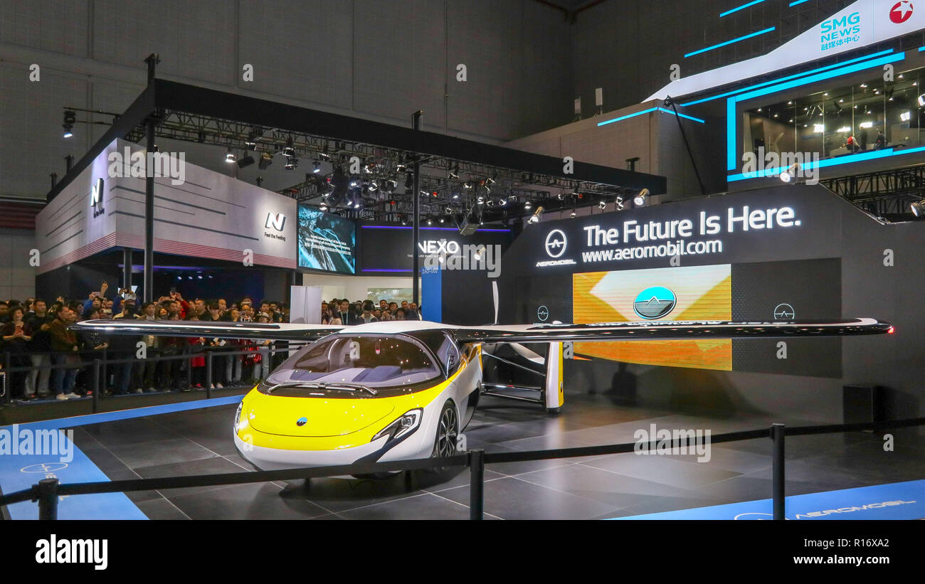 Shanghai, Shanghai, Cina. Decimo Nov, 2018. Shanghai, Cina-un automobile di volo sviluppato da AeroMobil, un slovacco advanced engineering company è mostrato al China International Import Expo (CIIE) aperto in Cina a Shanghai. Integrando l'innovazione nel settore automobilistico e aerospaziale campi, la vettura con le ali si applica automotive sicurezza standard insieme con materiali leggeri e aerodinamica avanzata. Credito: ZUMA Press, Inc./Alamy Live News Foto Stock