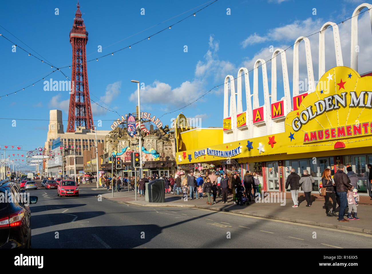 Promenade di Blackpool durante un week-end d'autunno. Blackpool è uno dei preferiti Englands località balneari. Foto Stock