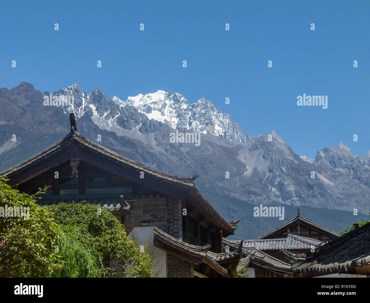 Coperta di neve Jade Dragon montagne situate nella provincia di Yunnan in Cina. Foto Stock