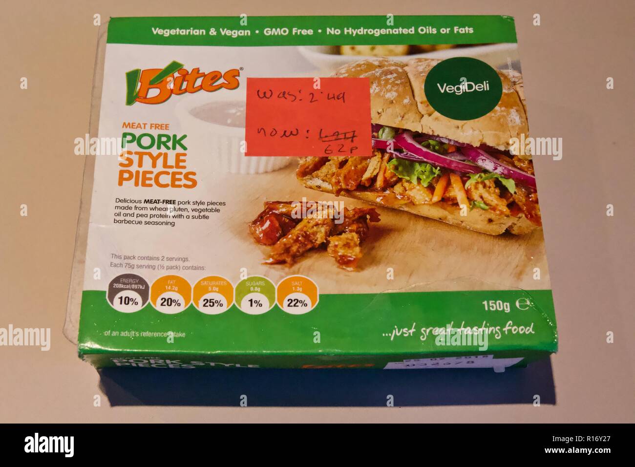 Carne VBites-free vegan stile di maiale pezzi da Holland e Barrett, con un prezzo ridotto etichetta su di esso Foto Stock