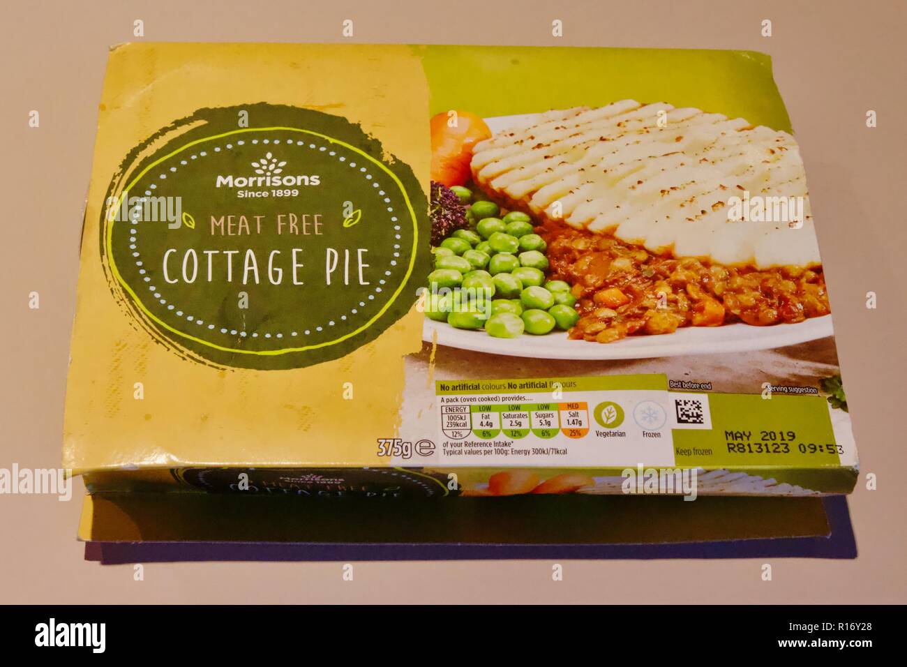 Morrisons congelati pasto pronto per carne vegetariano libero cottage pie Foto Stock