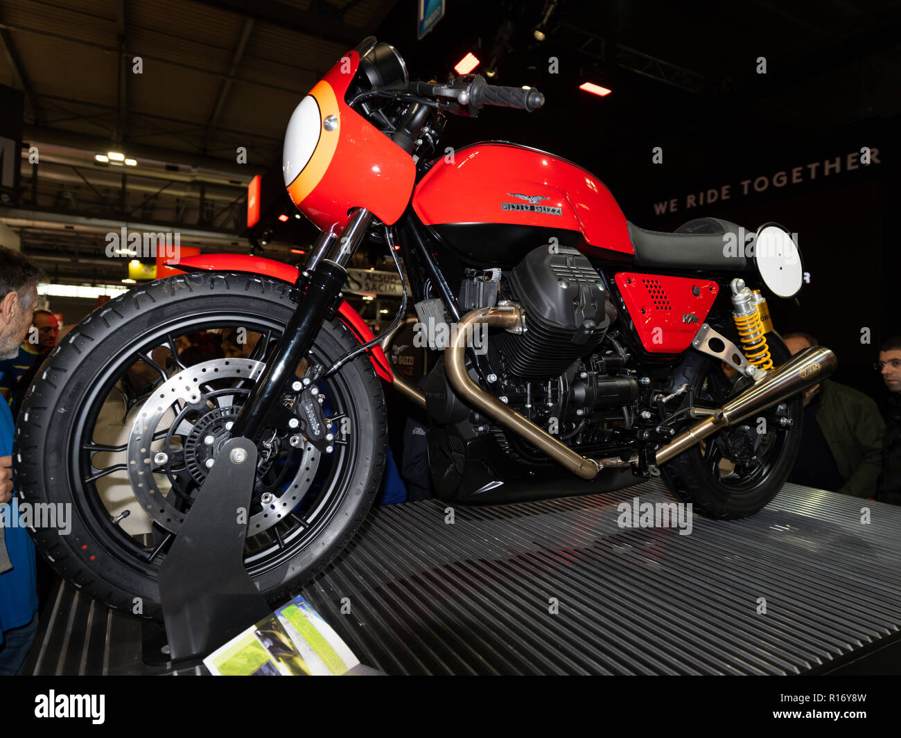 Milano, Italia - Nov 08, 2018: Moto Guzzi V7 III all'EICMA Moto Visualizza Foto Stock