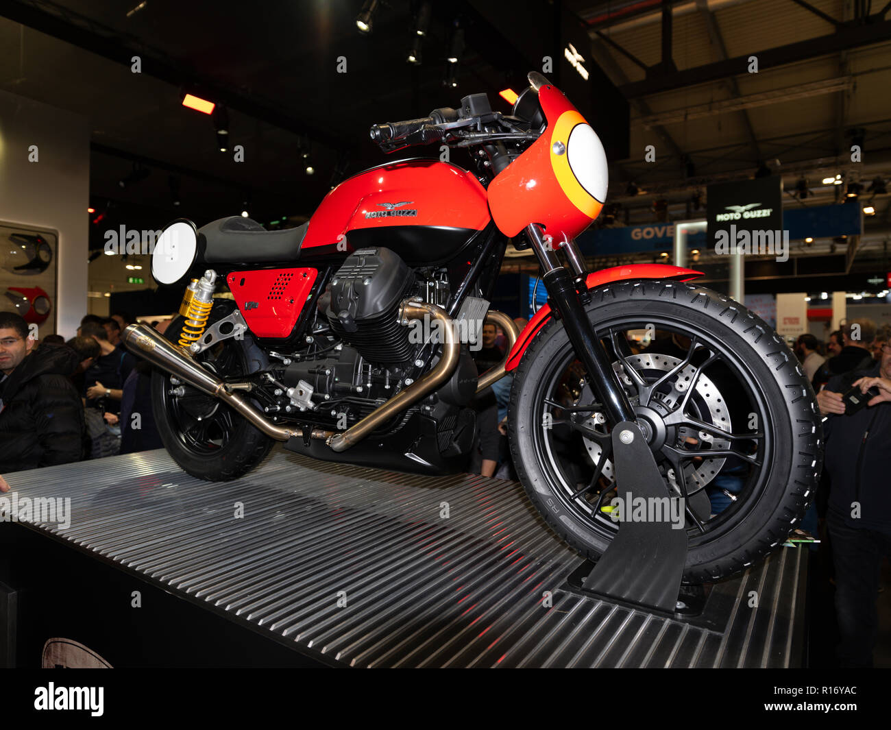 Milano, Italia - Nov 08, 2018: Moto Guzzi V7 III all'EICMA Moto Visualizza Foto Stock