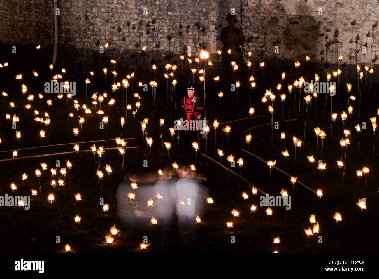 Al di là di approfondimento ombra, 10000 luci e audio e display, Torre di Londra, London City, Inghilterra, Regno Unito ricordando le persone che sono morte nel mondo Wa Foto Stock