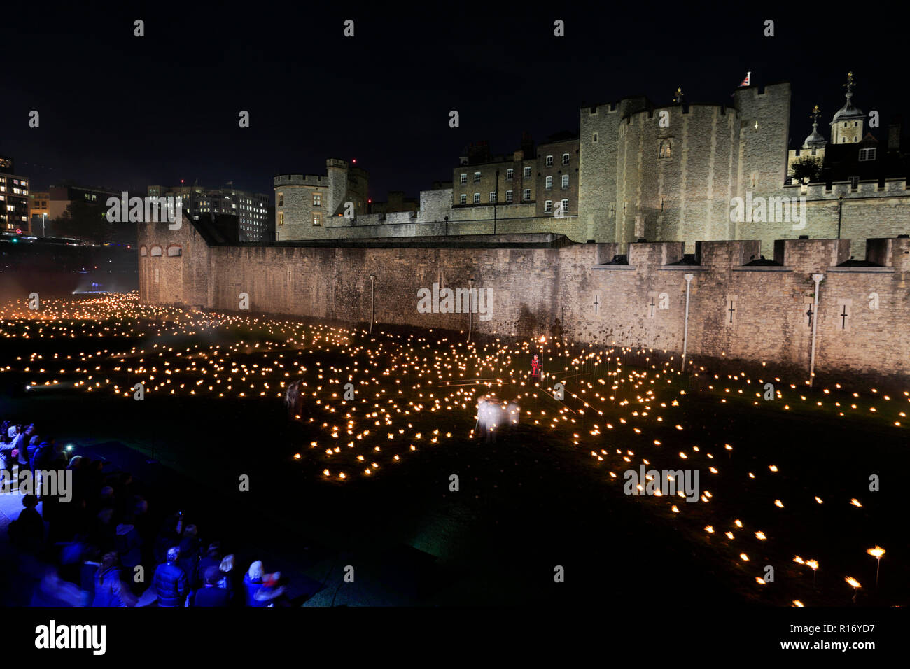 Al di là di approfondimento ombra, 10000 luci e audio e display, Torre di Londra, London City, Inghilterra, Regno Unito ricordando le persone che sono morte nel mondo Wa Foto Stock