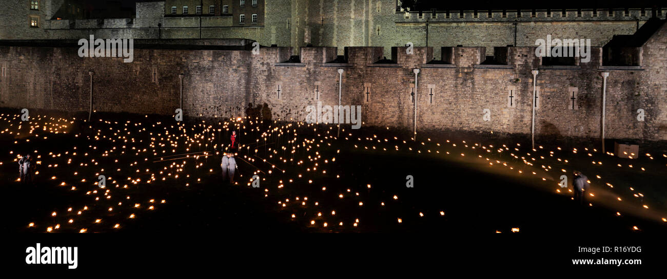 Al di là di approfondimento ombra, 10000 luci e audio e display, Torre di Londra, London City, Inghilterra, Regno Unito ricordando le persone che sono morte nel mondo Wa Foto Stock