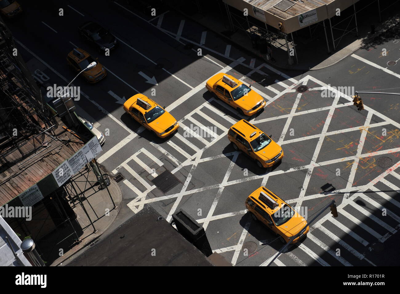 Taxi gialli di andare in centro a Lexington Avenue, upper east side di Manhattan New York NY Foto Stock