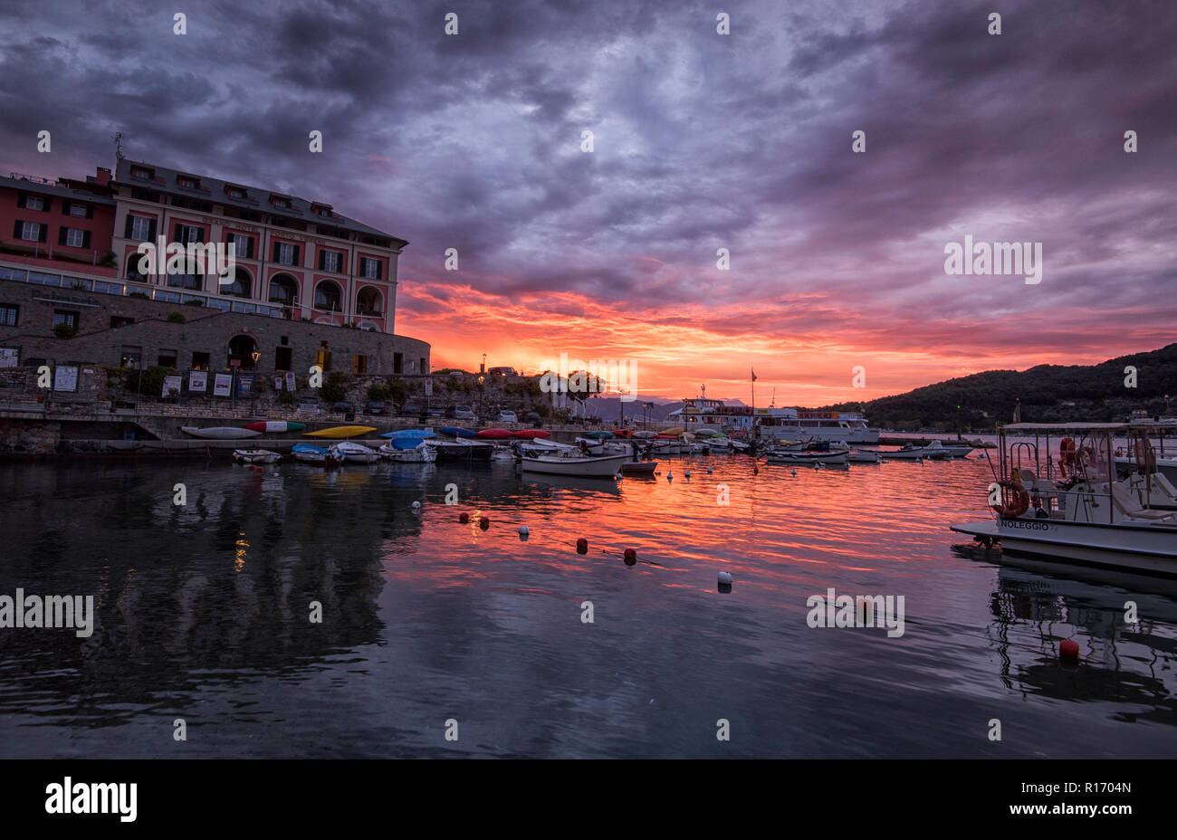 Golden Sunrise su Porto Venere, un villaggio di pescatori sulla costa ligure di Italia, Europa Foto Stock