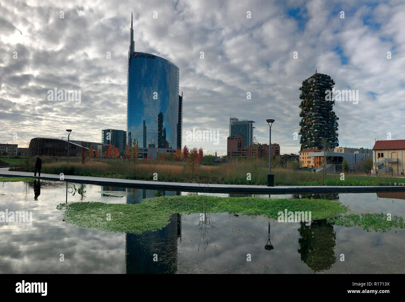 Libreria di alberi, nuova Milano Parco. Torre di Unicredit. Sentieri del Parco con una vista panoramica di grattacieli, bosco verticale. Italia Foto Stock