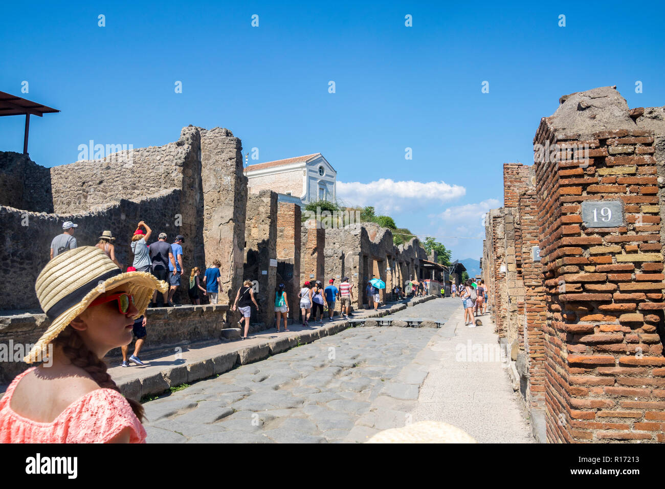 I turisti Pompei Street, Pompei, Vesuvio eruzione, Roma città di Pompei, Italia, Sito Patrimonio Mondiale dell'UNESCO, Pompei Top attrazione turistica Foto Stock