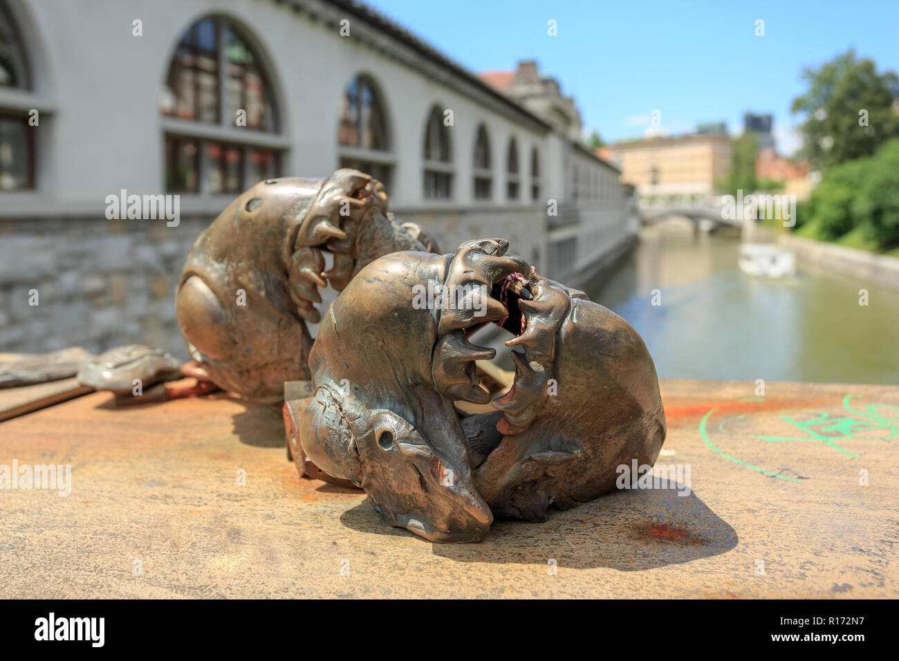 LJUBLJANA, Slovenia - 28 giugno 2015: sculture in bronzo di facce dello scultore sloveno Jakov Brdar Foto Stock