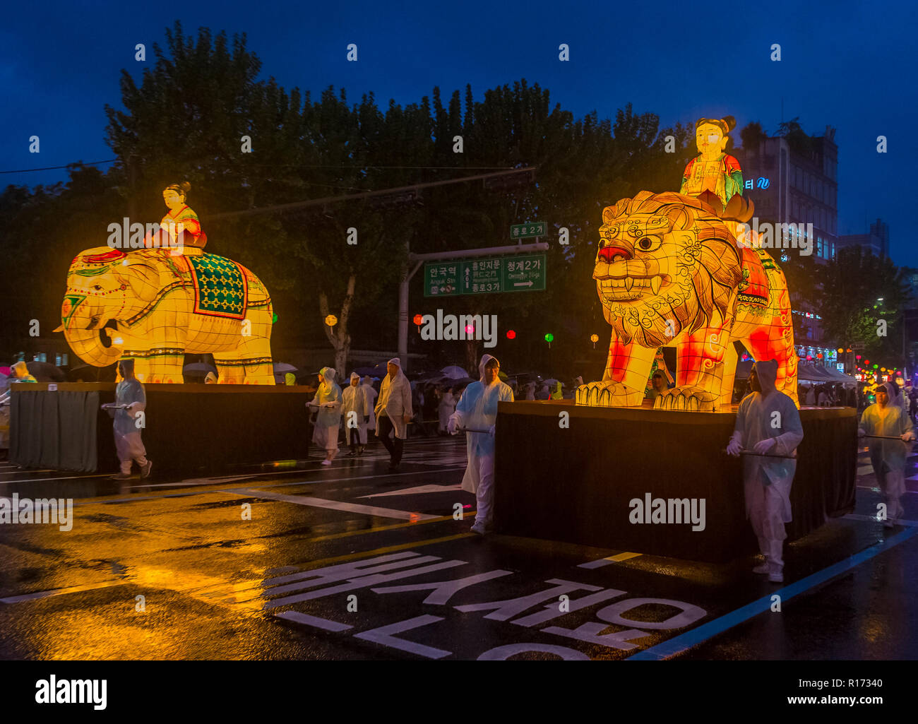 Partecipanti ad una sfilata durante il Festival delle Lanterne di Loto a Seoul , Corea Foto Stock