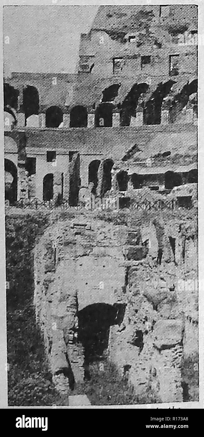 Un vecchio stampato illustrazione che mostra l'entrata del contenitore di gladiatori nel Colosseo rovine (Anfiteatro flaviano) in Roma, Italia. Foto Stock