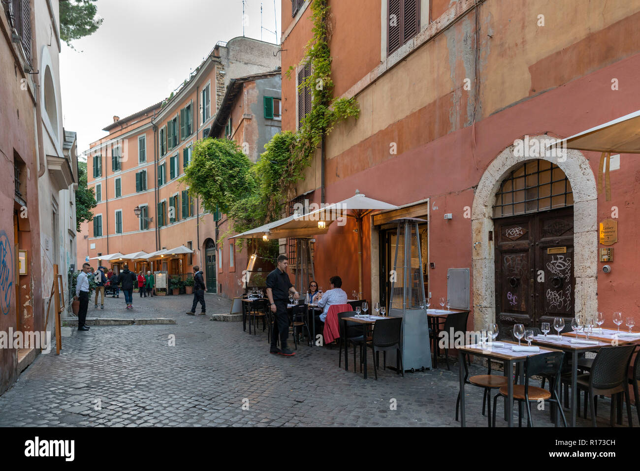 Roma, Italia - 25 ottobre 2018: Colorful Trastevere è un funky, quartiere bohemien che si aggrappa al suo plurisecolare, di classe operaia radici Foto Stock