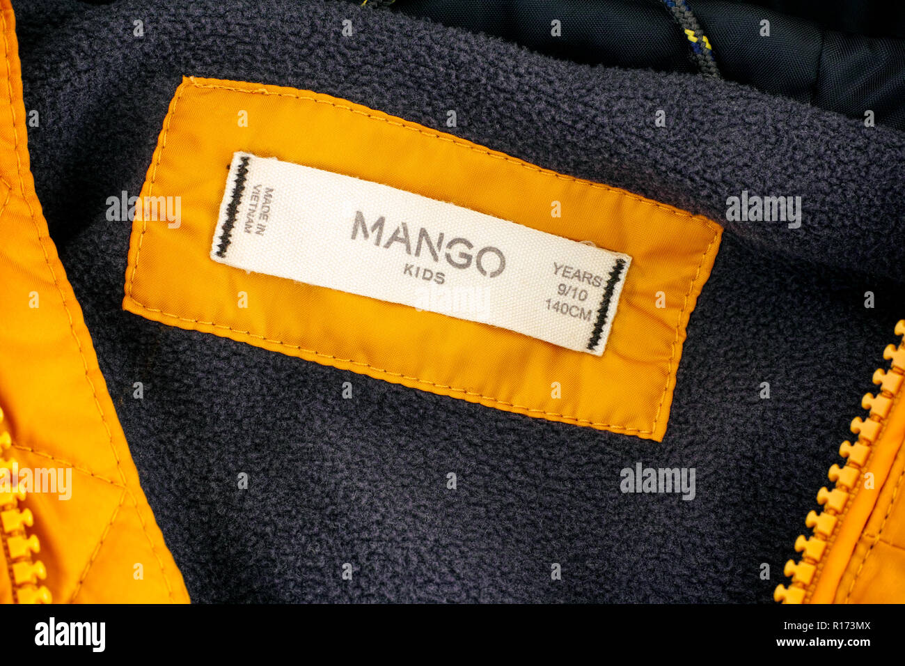 Tambov, Federazione Russa - Ottobre 07, 2018 Mango vestiti per bambini  etichetta sulla giacca gialla. Close-up Foto stock - Alamy
