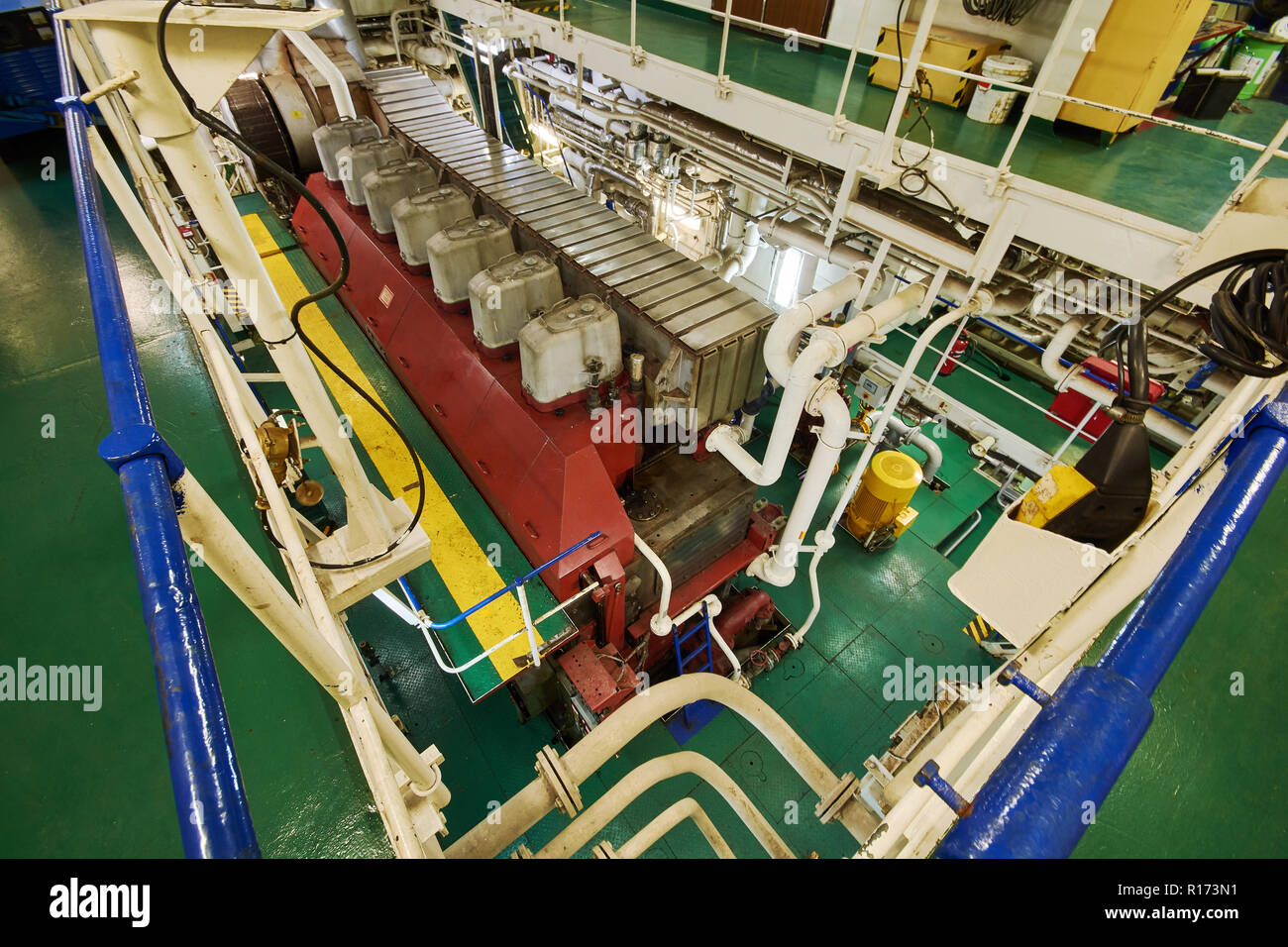 Vista panoramica del motore principale su di una nave mercantile nel vano motore con tutte le tubazioni, generatori e turbine, ecc. Foto Stock