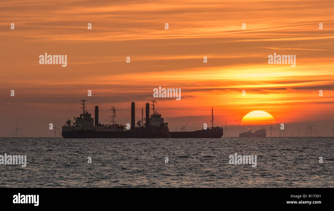 Mare Nave di dragaggio al tramonto Foto Stock