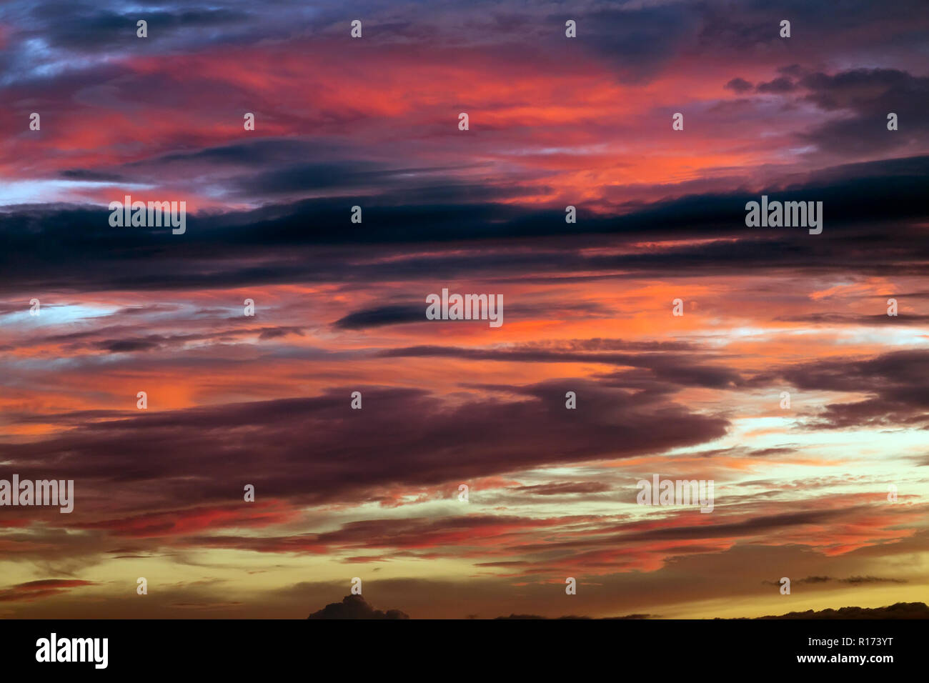 New Scenic 5 posti sullo sfondo di un bellissimo con Vivide sfumature di rosso e viola il tramonto su un Poco nuvoloso Nuvoloso sera Foto Stock
