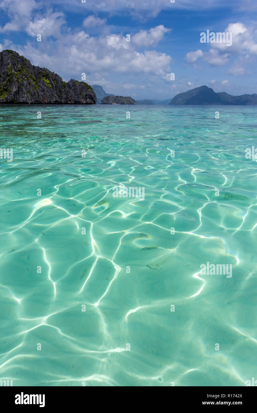 Cristalline acque blu a El Nido nella provincia di Palawan nelle Filippine, una area protetta di grande bellezza naturale e una popolare attrazione turistica Foto Stock