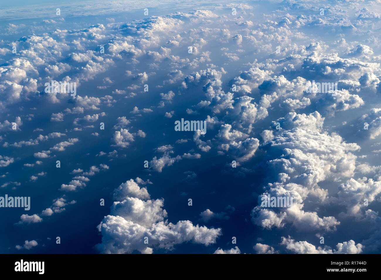 Vista aerea sulle nuvole e cielo da un aereo di linea piano Foto Stock