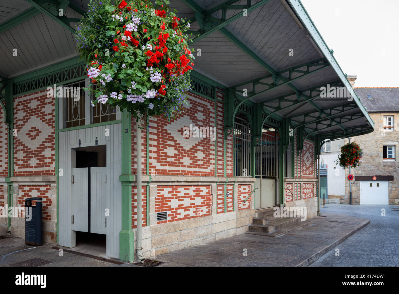 Oggetto Il mercato tradizionale con pavimenti piastrellati a mosaico in pareti Quimperle town, Brittany, Francia Foto Stock