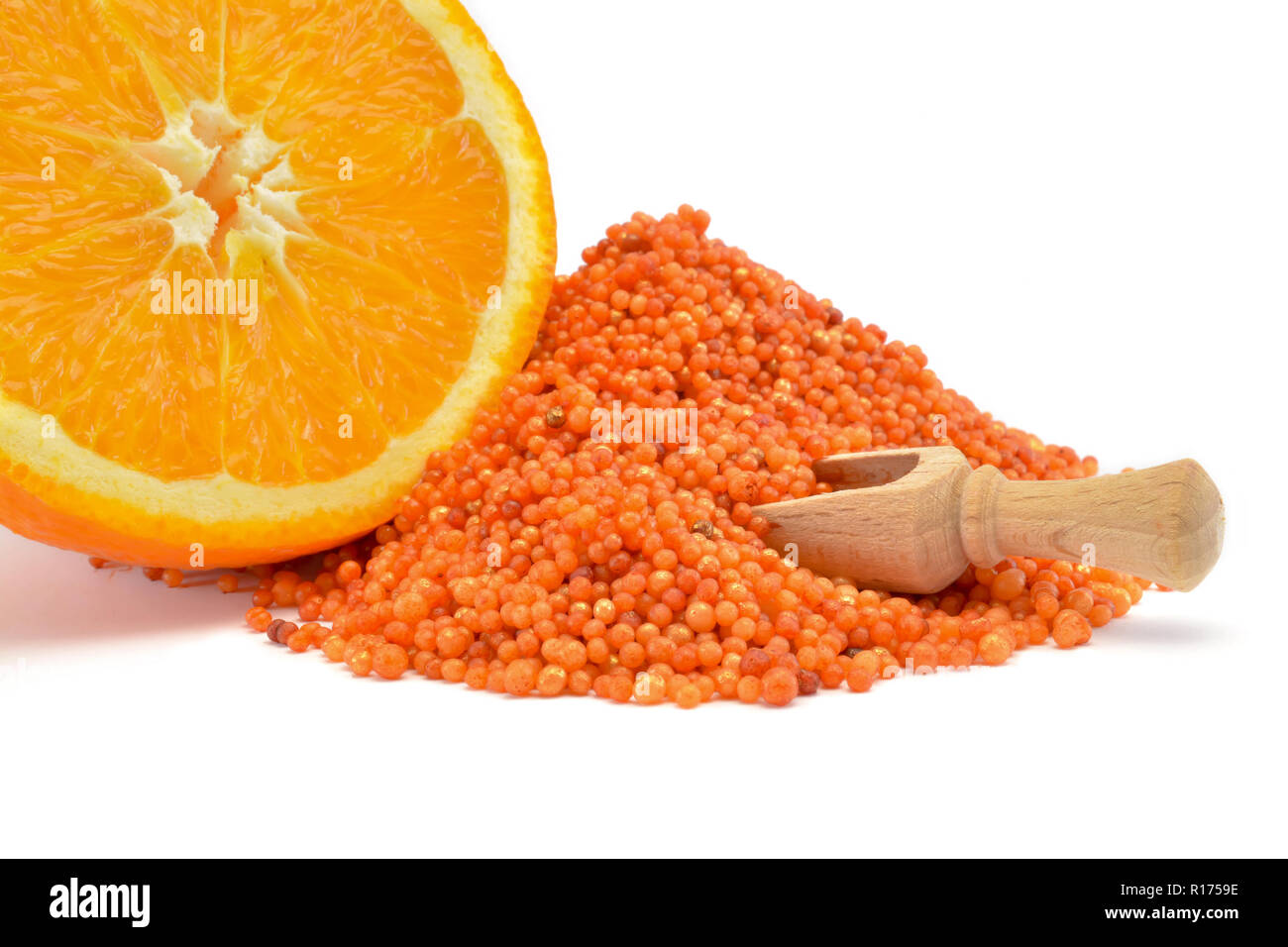 Palloncini di perle di vasca da bagno con il profumo di arancio su uno sfondo bianco, sali da bagno con fetta di colore arancione, Foto Stock