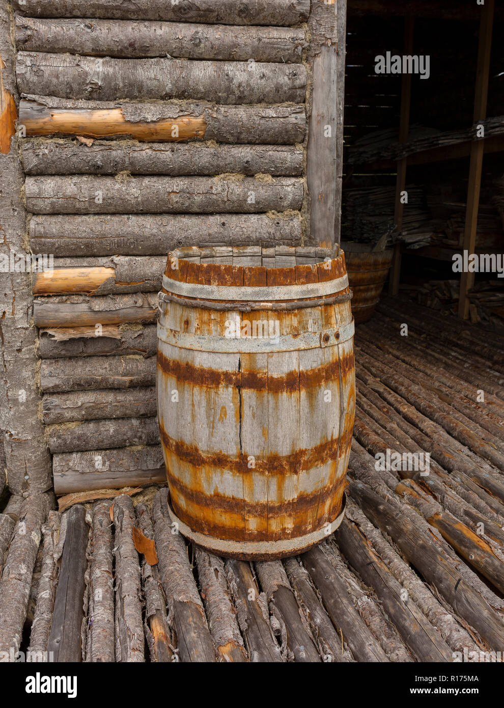 CAPE CASUALE, Terranova, CANADA - Barile di legno per olio di fegato di merluzzo, passaggio casuale set cinematografico, replica del villaggio di pescatori. Foto Stock