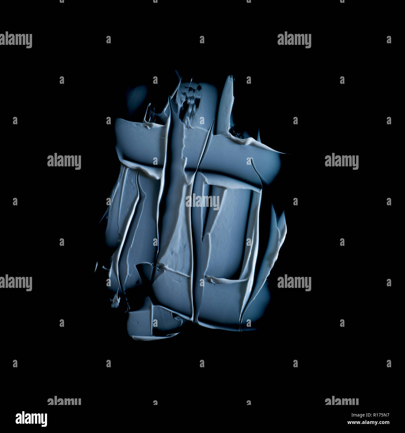 Luce blu crema cosmetica nella forma della faccia su sfondo nero Foto Stock