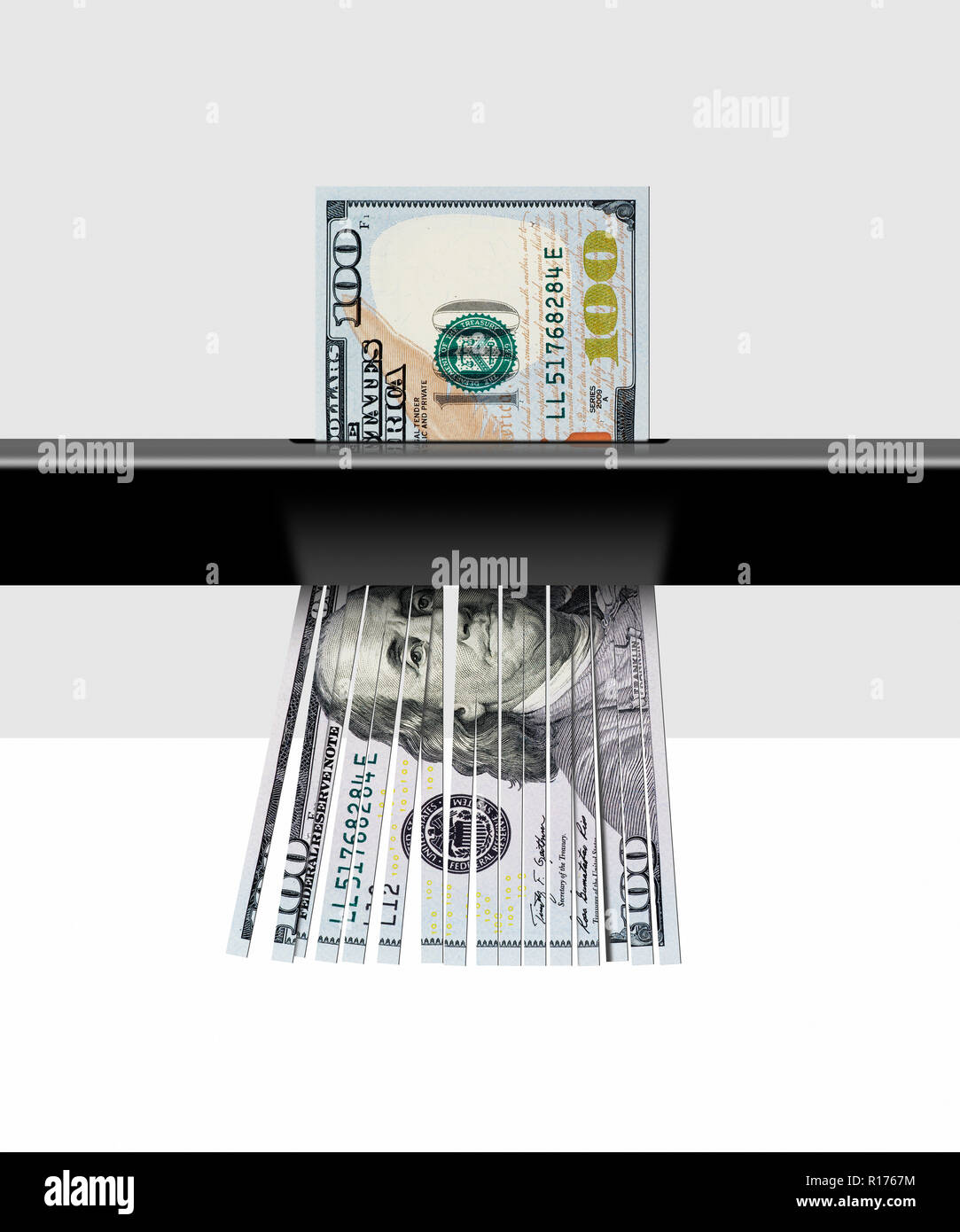 Shredding 100 dollaro USA la banconota e sfondo grigio Foto Stock