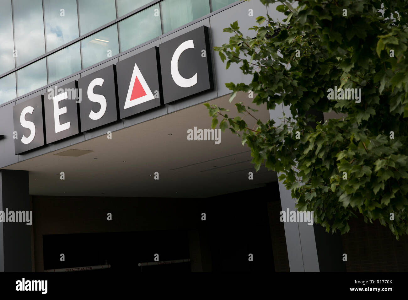 Un logo segno al di fuori della sede di SESAC a Nashville, nel Tennessee, il 9 ottobre 2018. Foto Stock