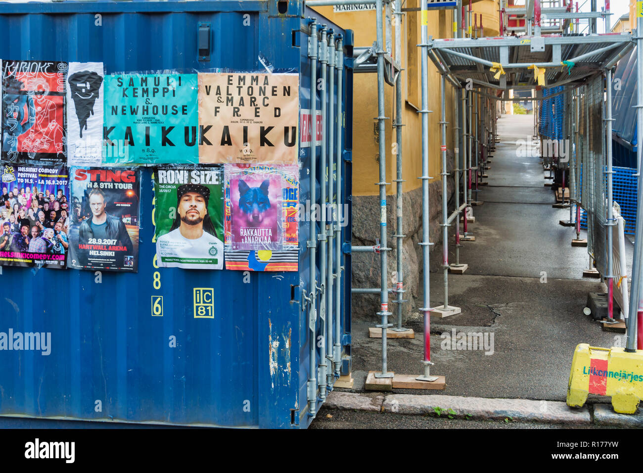 Poster su un contenitore presso il sito di ristrutturazione di Helsinki, Finlandia Foto Stock